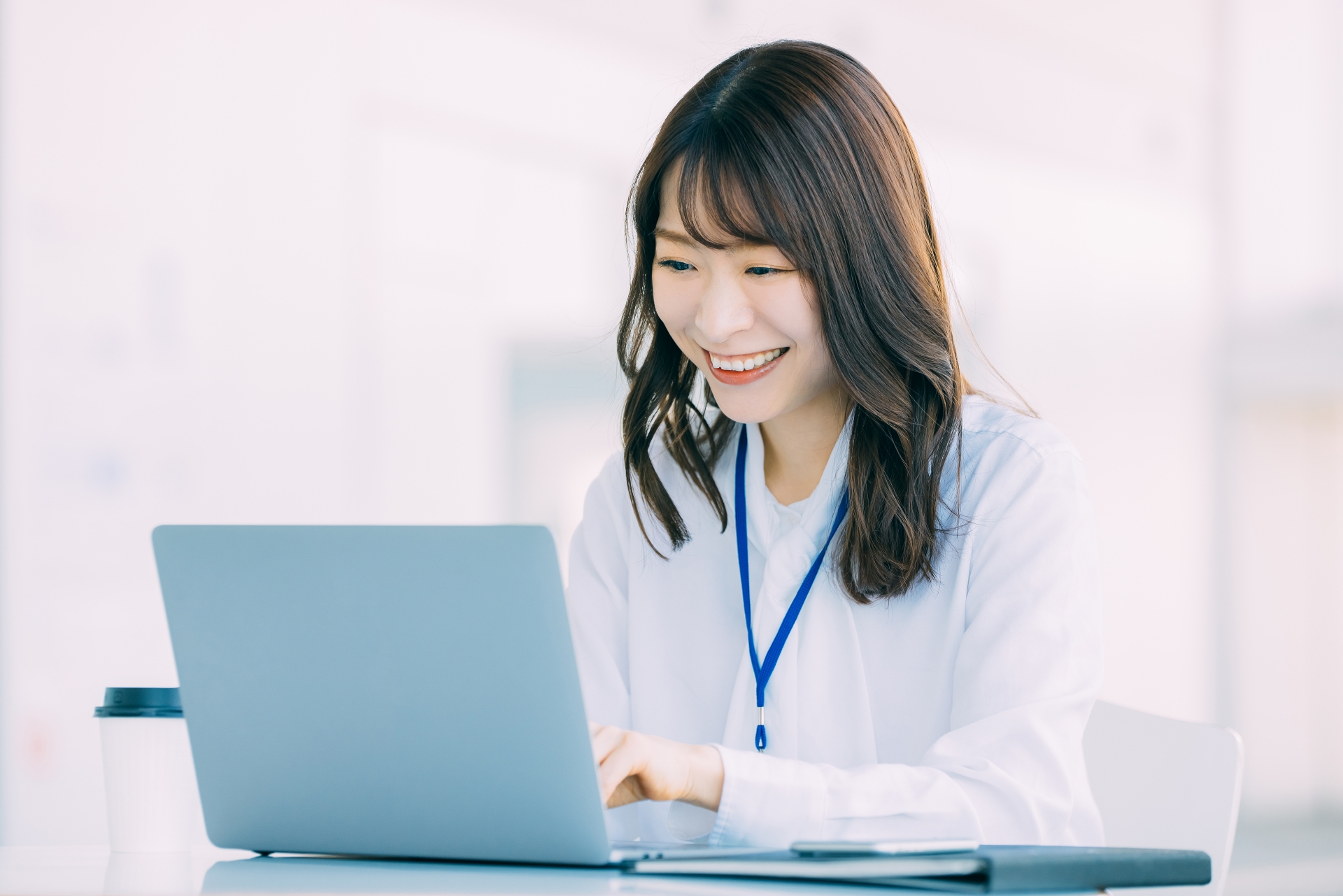 PCを触る女性